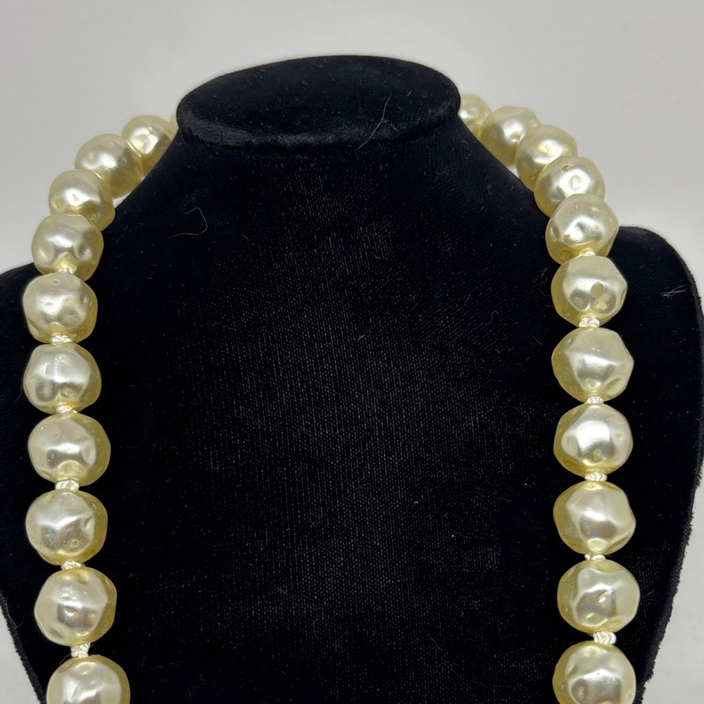 Christian Dior Cream Baroque Pearl Necklace - Picture 2 of 15